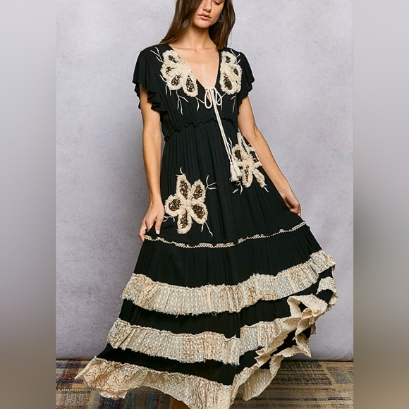 POL Dresses & Skirts - Q4 Elegant Black and Cream Floral Maxi Dress